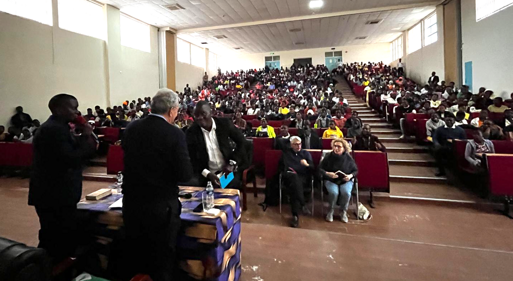Sant'Egidio in Malawi: ein Weg des Friedens in einem sich wandelnden Land. Treffen der Gemeinschaften und der Jugend für den Frieden beim Besuch von Marco Impagliazzo